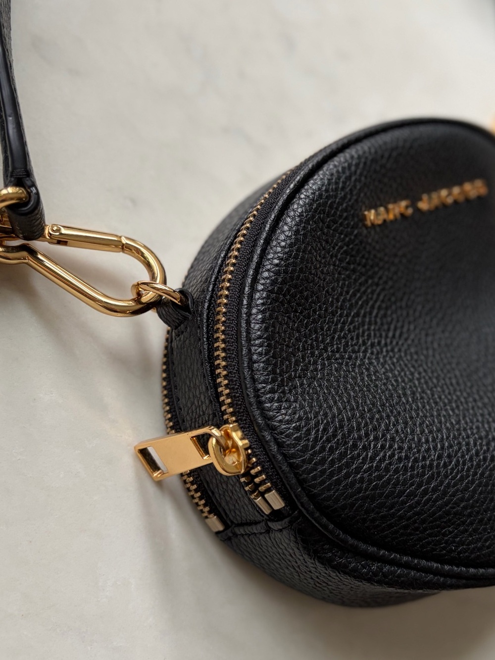 Marc Jacobs The Rewind Oval Crossbody Bag Pebbled Black Pebbled Leather - Picture 4 of 8